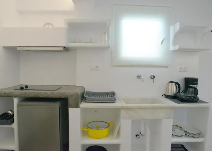 Moschoula Adamantas (Milos)